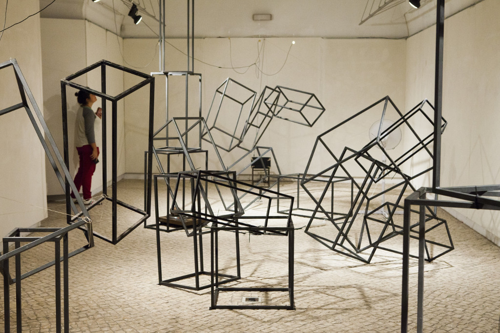 Instalação colectiva na exposição Som e Espaço