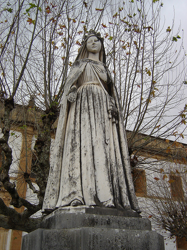 Estátua da Rainha Santa da autoria de Álvaro de Brée