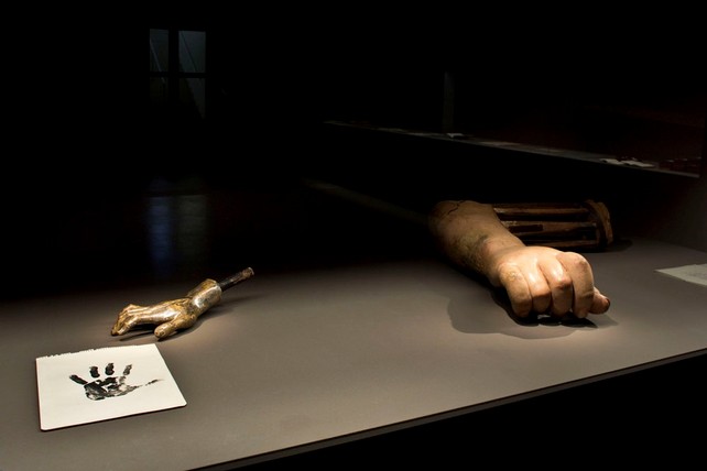 Mãos de Miró, de autor anónimo e da Gigante de Olot na exposição Maniobra de Perejaume