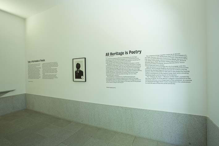 Entra da expoisção 'Todo o património é poesia,' no Fórum Eugénio Almeida. Fotografia: Fórum Eugenio de Almeida Entra da expoisção ‘Todo o património é poesia,’ no Fórum Eugénio Almeida